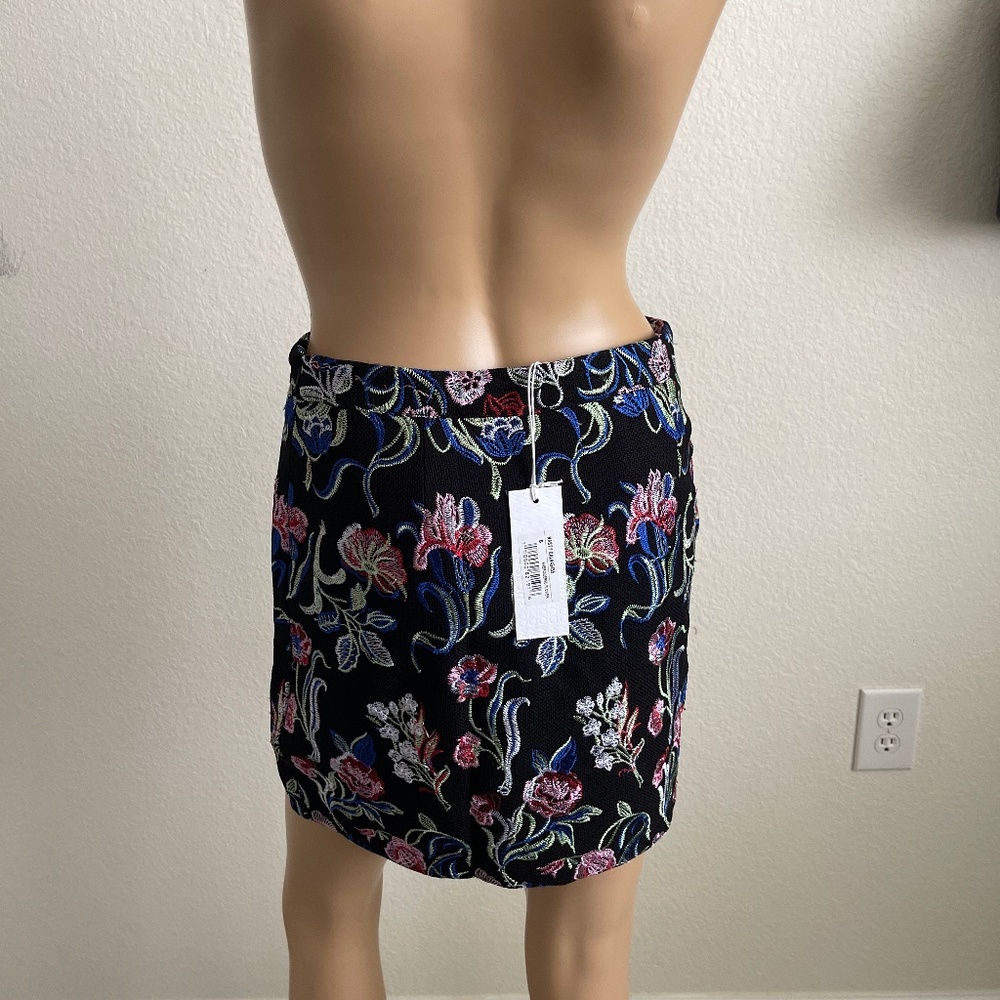 Brand new Nastygal glamorous embroidery skirt Size S-M